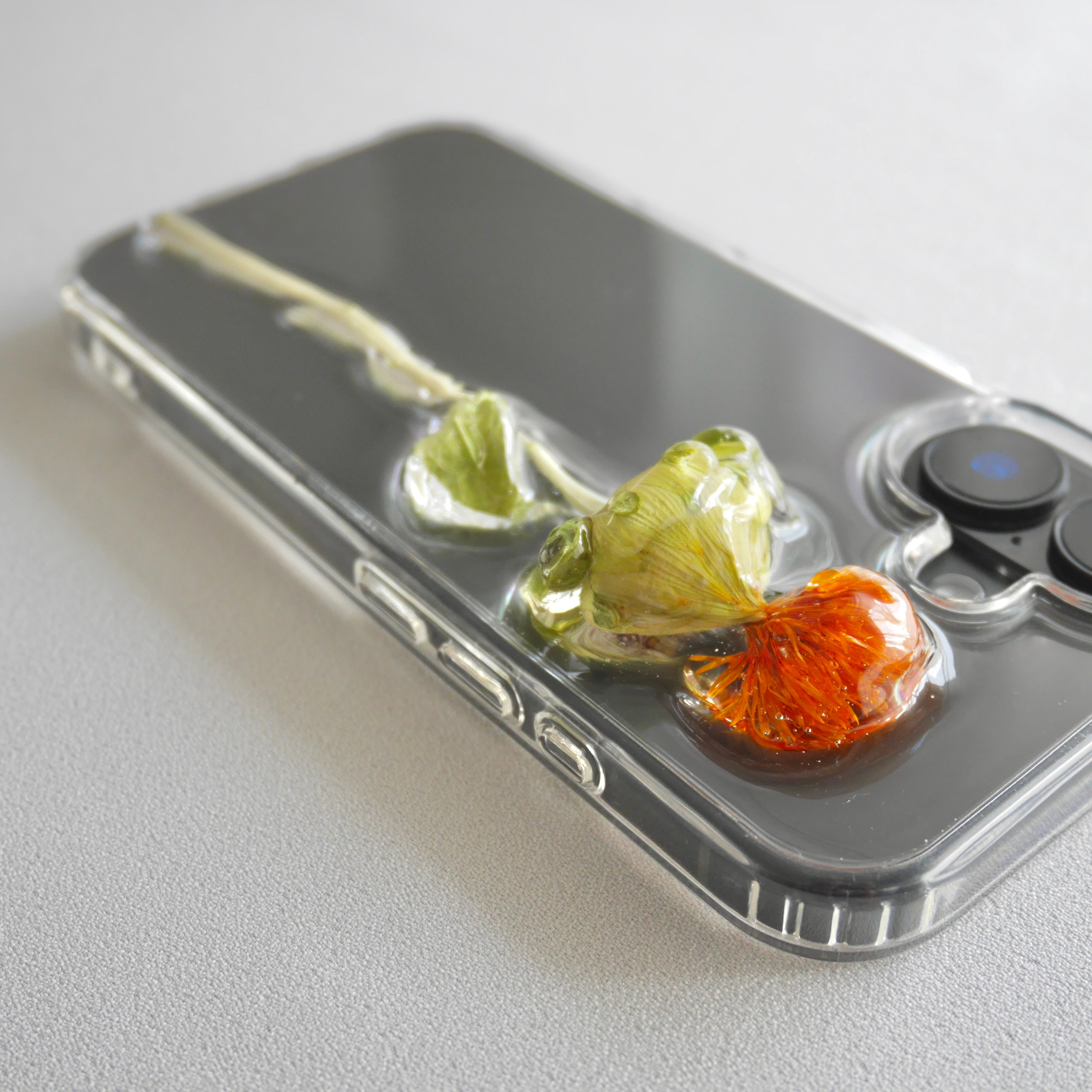 黄昏に染まる紅花｜本物の花の立体スマホケース｜ikkasoel