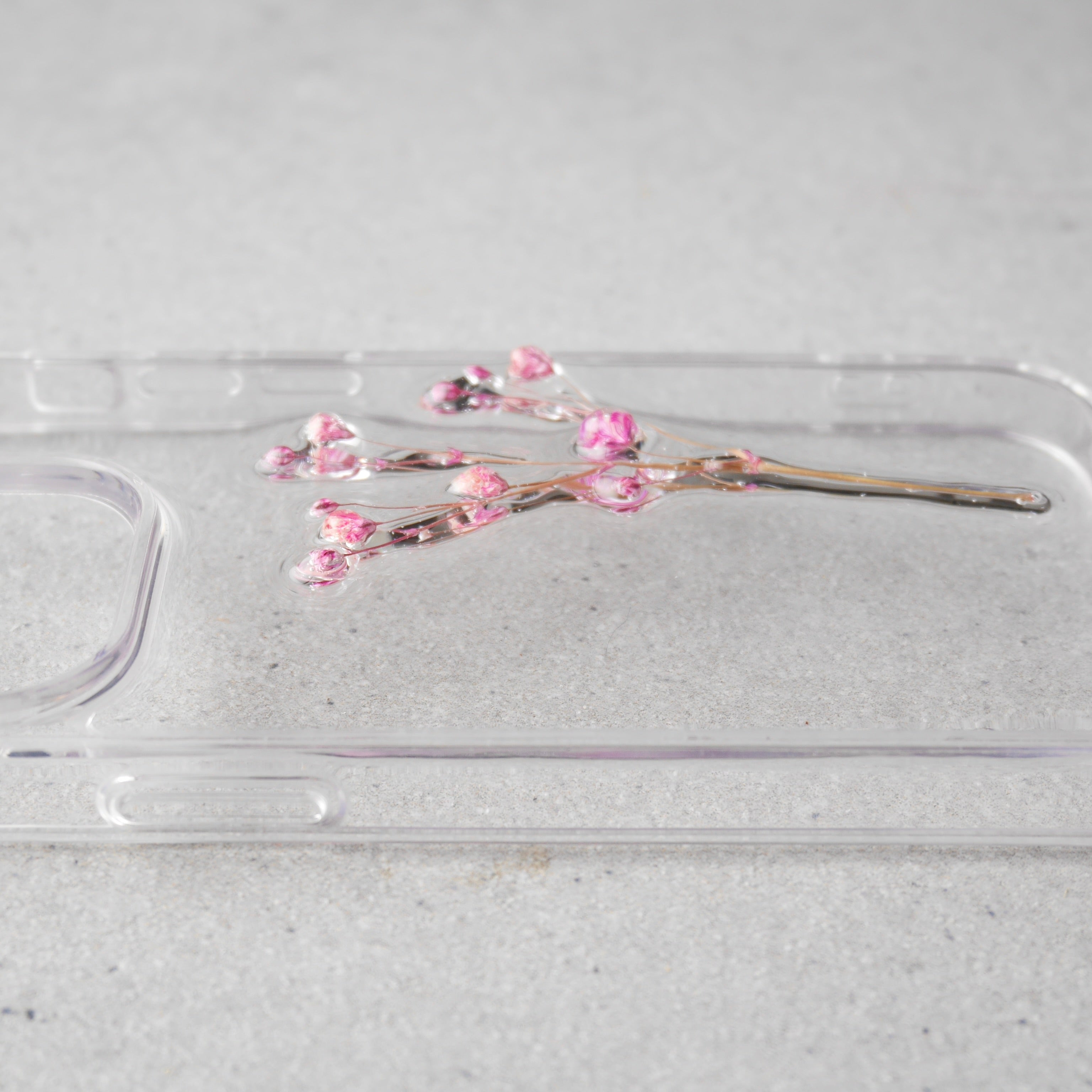 春霞なかすみ草のスマホケース