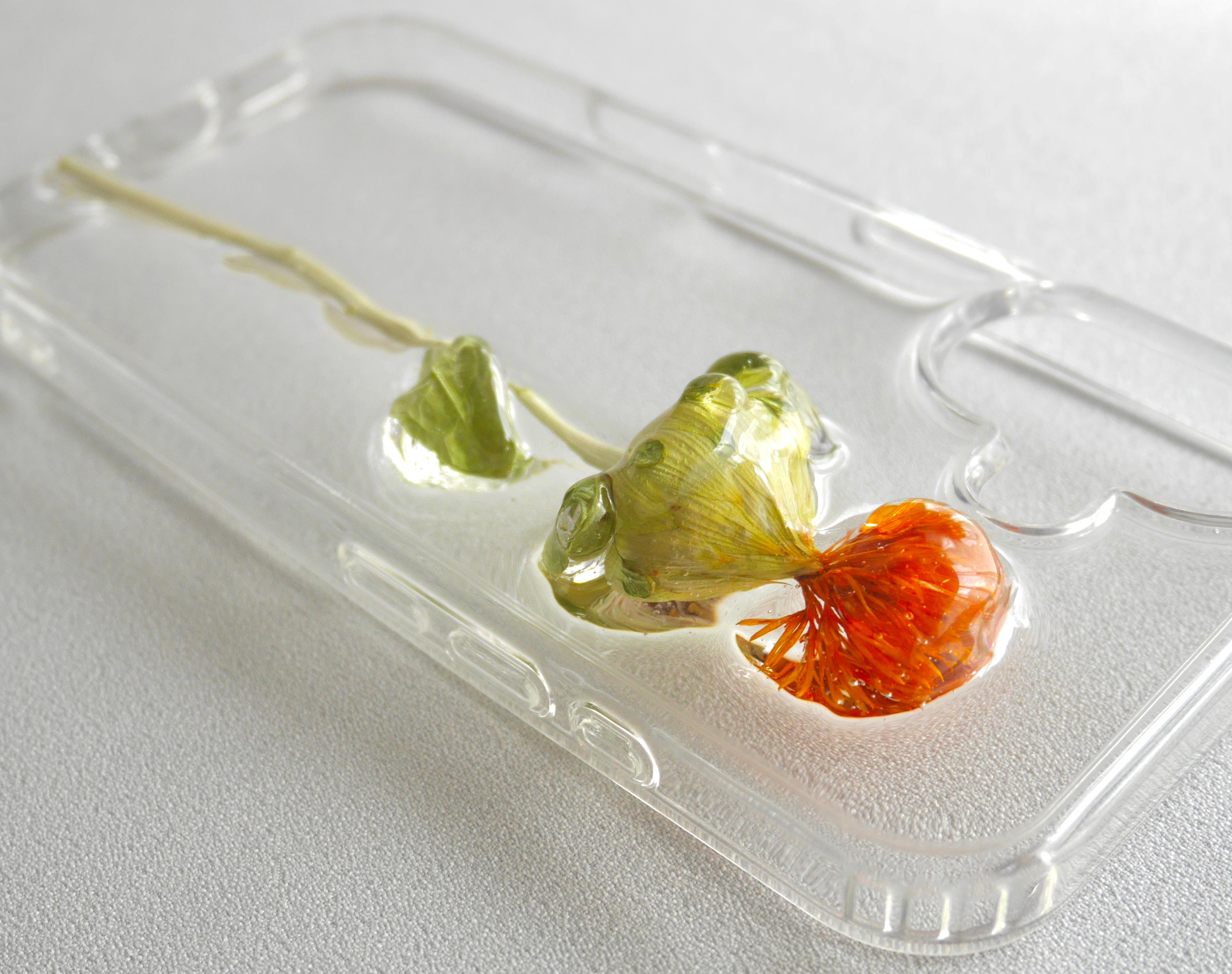黄昏に染まる紅花｜本物の花の立体スマホケース｜ikkasoel